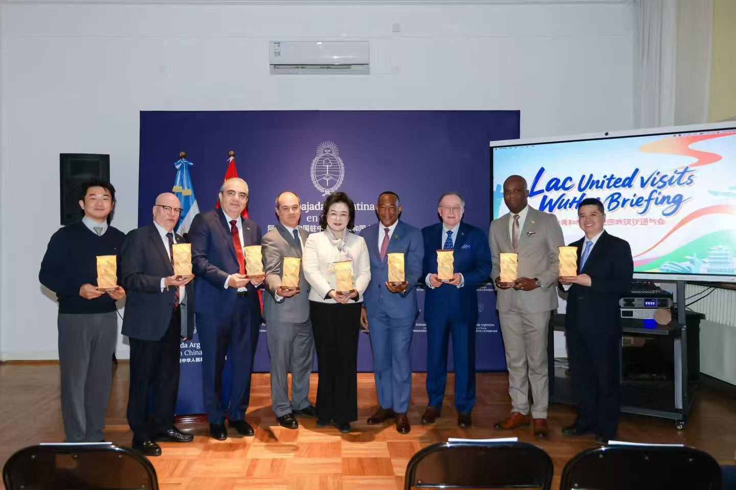 Latest company case about Hubei Provincial Commerce Bureau Secretary Helps "Chinese Creativity" Go Global: A Folding Paper Lamp Lights Up the Worl